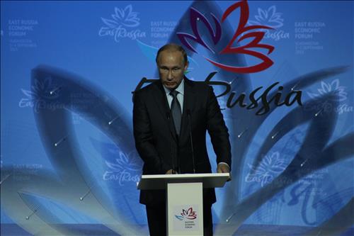 (블라디보스토크=연합뉴스) 동방경제포럼에서 연설하고 있는 블라디미르 푸틴 대통령