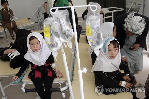지난달 31일 아프간 헤라트 주 한 병원에서 여학생들이 가스 중독 치료를 받고 있다.(AP=연합뉴스)