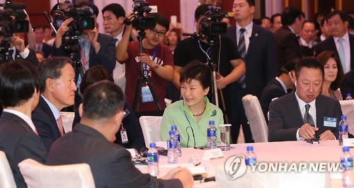박근혜 대통령이 4일 상하이에서 열린 한·중 비즈니스 포럼에 참석해 앉아 있다.