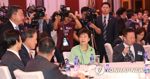 박근혜 대통령이 4일 상하이에서 열린 한·중 비즈니스 포럼에 참석해 앉아 있다.