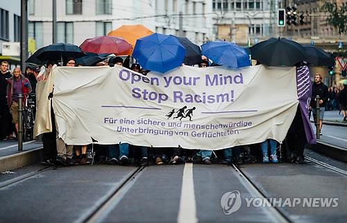 독일 동부 드레스덴에서 시민들이 "마음의 문을 여세요. 인종차별은 그만!; 안전하고 인간적인 주거 환경을 위해"라고 쓰인 플래카드를 들고 행진하는 모습 (연합뉴스 사진DB)