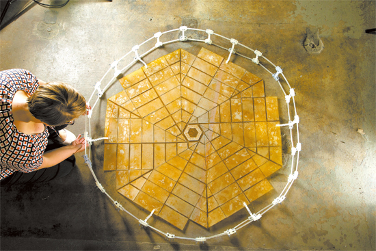 미국항공우주국은 종이접기를 활용한 태양전지판을 10분의 1크기로 축소시킨 프로토타입을 만들었다. 접이식 태양 전지판을 모두 펼친 모습.