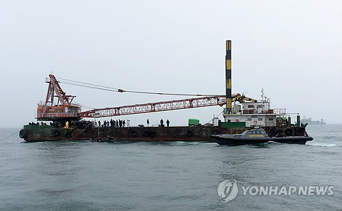 지난해 5월 14일 오후 전남 진도군 관매도 인근 사고 해역에서 실종자 수색이 이루어지고 있다. (연합뉴스 자료사진)