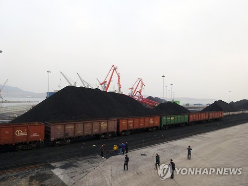 사진은 '나진-하산 프로젝트' 2차 시범운송 당시 나진항에 도착한 열차에서 석탄을 내리는 모습. <<연합뉴스 자료사진>>