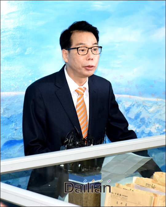 김현중 측 법률대리인 이재만 변호사가 17일 법무법인 청파 사무실에서 긴급 기자회견을 열렸다. ⓒ 데일리안