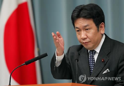 정부 대변인인 관방장관 시절의 에다노 유키오(AP.연합뉴스.자료사진)