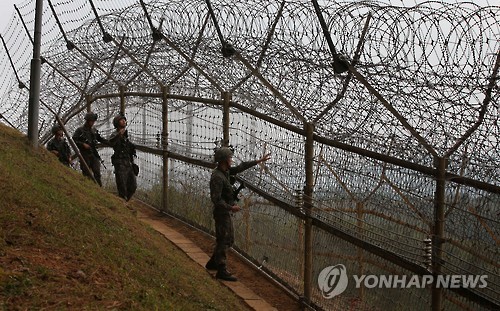 철책을 정밀점검 하고 있는 국군 장병들 [연합뉴스 자료사진]