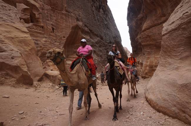 페트라 협곡을 지나는 관광객들.
