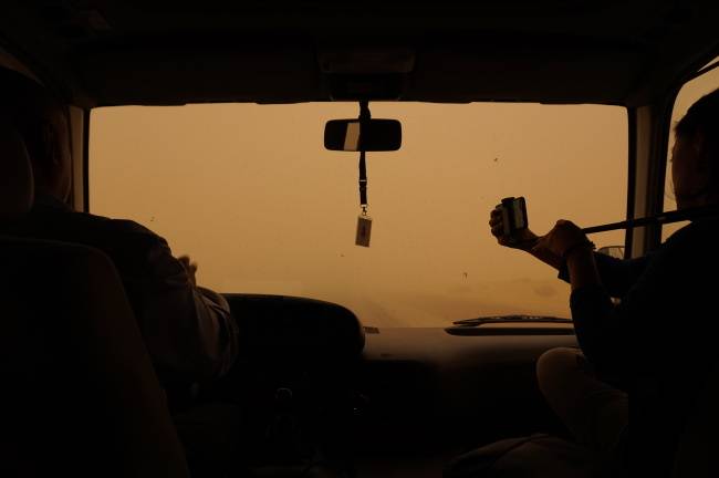 와디럼 사막으로 가는 길 모래 폭풍을 만났다.