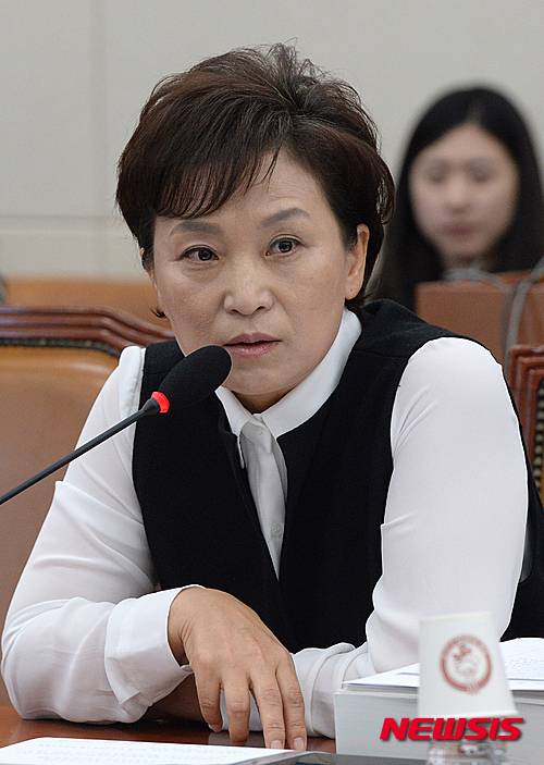 【서울=뉴시스】조수정 기자 = 2일 오전 서울 여의도 국회에서 열린 기획재정위원회의 한국투자공사, 국제원산지정보원 국정감사에서 김현미 새정치민주연합 의원이 안홍철 한국투자공사 사장의 사퇴를 요구하며 서면으로 질의하겠다는 의사진행발언을 하고 있다. 김 의원은 "안홍철 사장은 지난 대통령 선거때 야당 대통령 후보와 노무현 전 대통령을 모욕하는 트윗을 수차례 게재했다...인격적으로 결함이 있어 저 자리에 앉아있는것이 합당치 않다. 최경환 경제부총리가 반드시 사퇴시키겠다고 말한지 1년이 지났다. 안 사장이 자리에 앉아있는 한 야당은 국회운영에 협조할 수 없다"며 서면으로 질의하겠다는 뜻을 밝힌 뒤 국감장을 나섰다. 2015.10.02. chocrystal@newsis.com