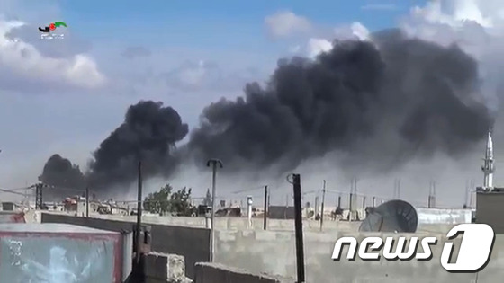 러시아의 공습으로 화염이 치솟고 있는 시리아 홈스. © AFP=뉴스1