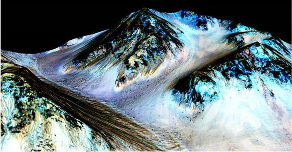 검은띠가 계절적으로 바뀌는 모습을 보여주는 화성 헤일크레이터의 모습. 사진=나사/JPL-캘테크/조지아공대
