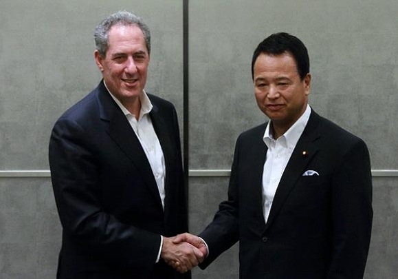 미일간 TPP 협상이 한창이던 지난 2013년 8월, 일본 도쿄에서 마이클 프로먼 미 무역대표부 대표(왼쪽)와 아마리 아키라 일본 경제재정상이 악수하고 있다  /블룸버그 제공
