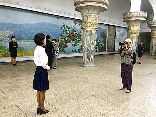 【서울=뉴시스】패션잡지나 미인선발대회에 나오는 짙은 화장을 한 미인이 아닌 일상생활 속에서 만난 순수하고 자연스러운 아름다움을 간직한 여성들의 사진을 촬영하는 루마니아 사진작가가 '미지의 땅' 북한에서 만난 여성의 사진을 공개해 주목받았다.  6일 온라인 미디어 버즈피드는 사진작가 미하엘라 노로크(30)가 최근 북한에 머물면서 촬영한 ‘고유의 아름다움을 간직한 북한 여성들’의 사진을 소개했다. 노로크가 북한에서 사진을 찍고 있는 모습. (사진출처: 노로크의 페이스북) 2015.10.06