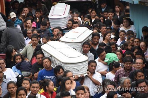 1일(현지시간) 과테말라시티 외곽 마을에서 발생한 산사태로 희생된 주민의 장례식이 4일 치러졌다.(AFP=연합뉴스)