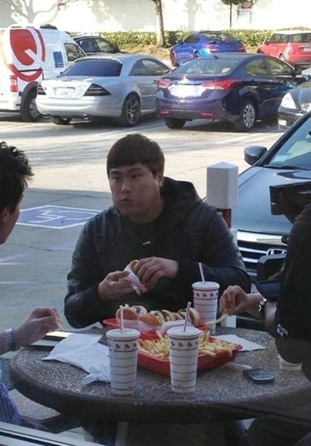 LA다저스의 류현진은 체중문제로 미 언론의 따가운 시선을 받았던 2012년 당시 미국에서 인앤아웃버거를 먹고 있는 모습이 포착돼 화제가 된 적이 있다.