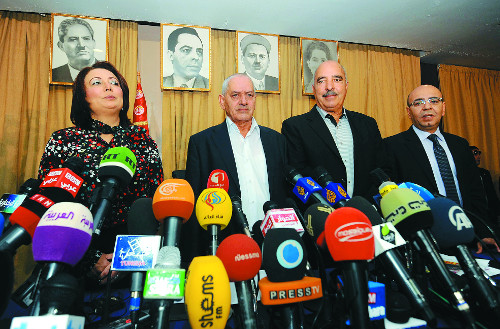 올해 노벨 평화상 수상자로 선정된 튀니지의 국민협의체 '튀니지 국민4자대화기구'를 이끄는 4명의 지도자들이 2013년 9월 21일 튀니지 수도 튀니스에서 기자회견을 하고 있다. 왼쪽부터 위데드 보차마오이 튀니지 산업·무역·수공업연맹(UTICA) 회장, 하우신 아바시 튀니지 노동연맹(UGTT) 사무총장, 압데사타르 벤 무사 튀니지 인권연맹(LTDH) 회장, 모하메드 파델 마무드 튀니지 변호사회 회장. AFP연합뉴스