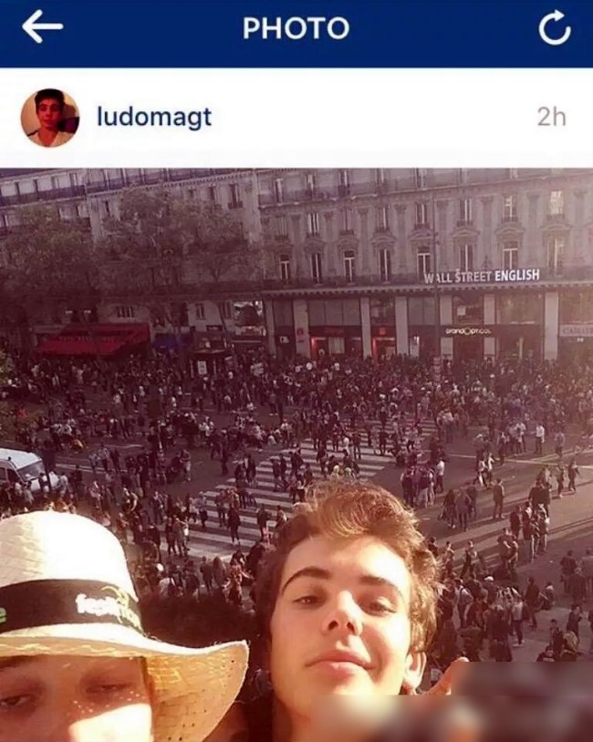 지난달 19일(현지시간) 프랑스 파리에서 열린 대규모 음악축제에서 광장의 마리안 상에 오른 21세 남성이 15m 부분에서 추락하여 사망하는 사고가 일어 났다. 사망한 남성이 추락 직전 촬영해 SNS에 올린 사진.