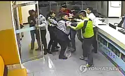 18일 오전 2시, 부산 북부경찰서에 주모 군등 10대 3명이 침입해 절도 미수 혐의로 체포된 친구들을 구하겠다며 난동을 부리다가 경찰에 붙잡혔다. 사진은 당시 폐쇄회로TV 모습.