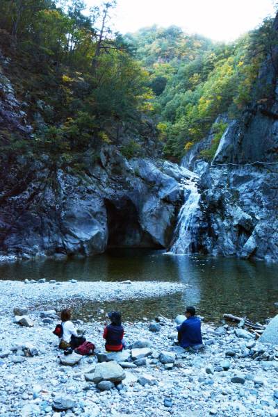 제2용소에 다다르면 높이 20m의 폭포가 객을 맞는다.