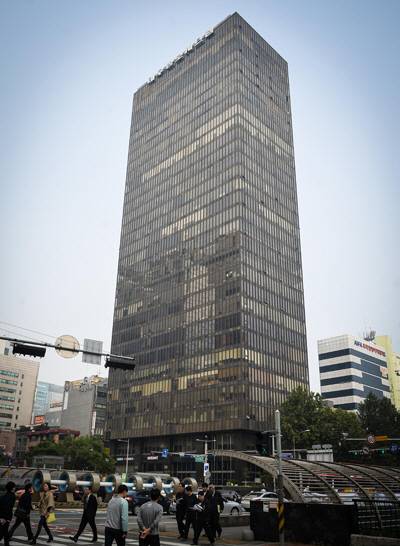 길이와 너비의 안정적인 비례감을 자랑하는 삼일빌딩. 검은빛의 단순하고 명료한 이 빌딩은 준공 이후 관광명소가 되기도 했다.