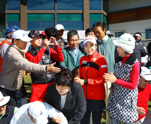 일본여자골프 상금 신기록을 써나가고 있는 이보미가 일본 골프팬들을 강원도로 초청해 연 골프대회가 추운 날씨에도 불구하고 성황을 이뤘다. <사진 제공〓한국관광공사>
