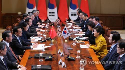한중 정상회담 (서울=연합뉴스) 백승렬 기자 = 박근혜 대통령과 리커창(李克强) 중국 총리가 31일 청와대에서 열린 한중 정상회담에서 양국 우호관계에 대해 논의하고 있다. srbaek@yna.co.kr