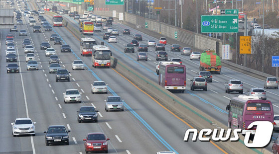 일요일인 29일은 지난 주말보다 교통량이 적어 고속도로 교통 상황은 원활할 것으로 예상된다  2015.2.22/뉴스1 © News1 이재명 기자