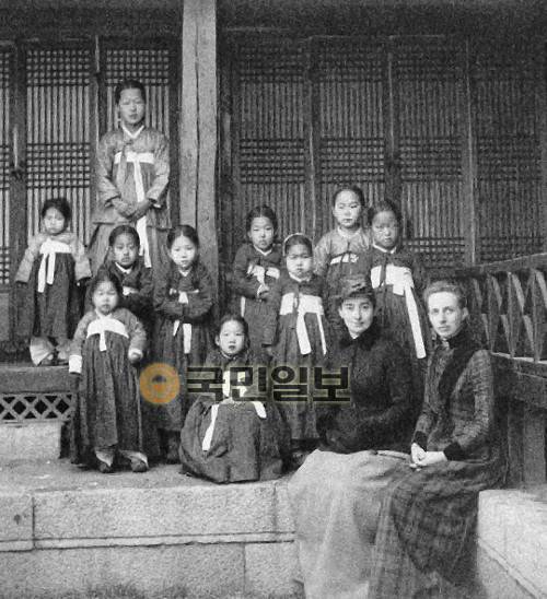 1890년 정신여학교 학생들과 도티양, 기퍼드 부인 모습. 학교는 헤론 부인이 시작했다. 옥성득 교수 제공