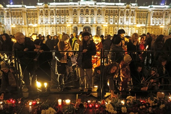1일(현지시간) 러시아 여객기 희생자들을 추모하기 위해 상트페테르부르트 드로브초바야 광장에 모인 러시아 시민들/ 사진=AP통신