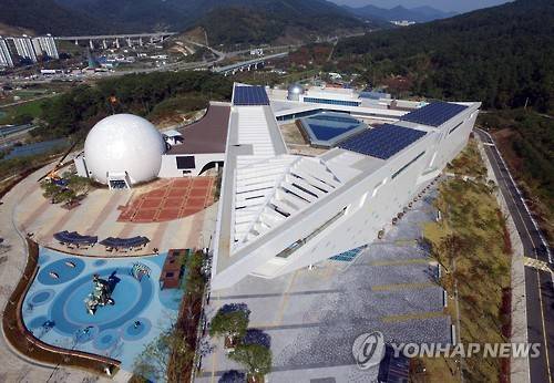 (부산=연합뉴스) 조정호 기자 = 12월 문을 여는 국립부산과학관. 국립부산과학관이 기장군 동부산관광단지 내 11만3천㎡의 부지에 전체면적 2만4천906㎡ 규모로 건립되어 모습을 드러 내고 있다. 내부시설로는 동남권 주력산업인 자동차, 항공, 조선, 원자력, 방사선의학을 주제로 한 상설전시관과 천체투영관, 천체관측소, 캠프관 등을 갖추고 있다. 전시물의 80%가 체험형이다. 2015.11.3 ccho@yna.co.kr