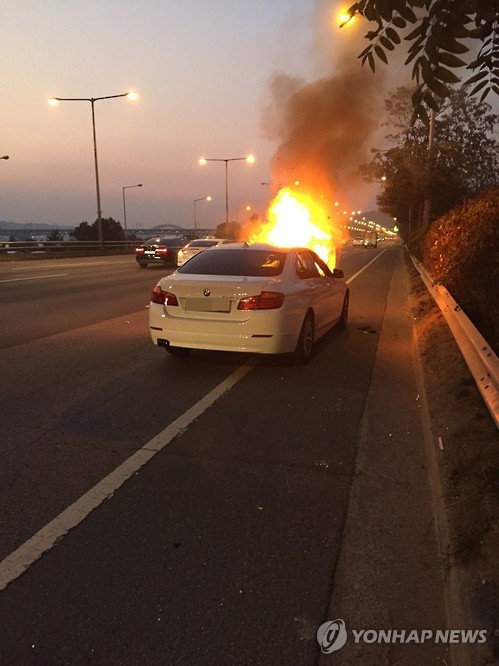 리콜받은 BMW520d 주행 중 화재로 전소(연합뉴스 자료사진)