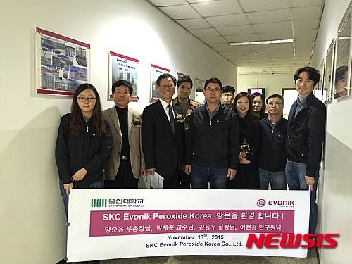 【울산=뉴시스】구미현 기자 = 13일 양순용 울산대학교 산학협력 부총장(앞줄 왼쪽에서 세 번째) 등은 (유)SKC에보닉페록사이드코리아를 방문해 산학협력 활성화를 위한 릴레이 기업탐방을 한 뒤 기념촬영을 하고 있다. 2015.11.13. (사진=울산대 제공) photo@newsis.com