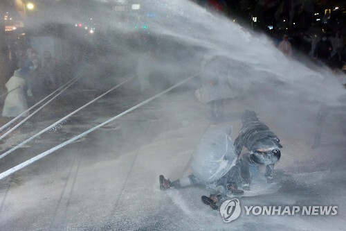 2015년 11월 14일  서울 도심에서 열린 '민중총궐기 투쟁대회'에 참가한 백남기 농민이 물대포에 맞아 쓰러져 있다. [연합뉴스 자료사진]