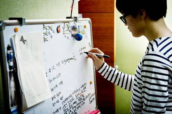 화이트보드에 매일 계획을 세운 후 공부를 시작한다.