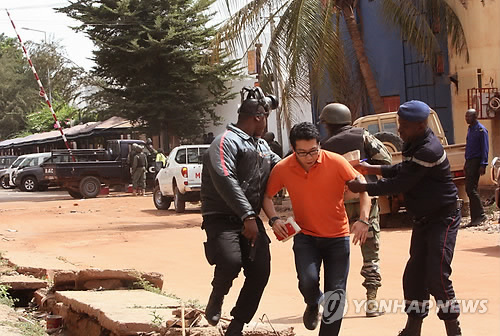 (바마코<말리> AP=연합뉴스) 지난 20일(현지시간) 인질극이 벌어진 있는 말리 수도 바마코의 래디슨블루 호텔에서 풀려난 인질이 군인들의 도움을 받으며 대피하고 있다.
