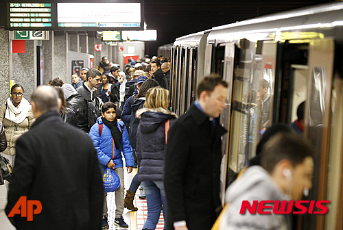 【브뤼셀(벨기에)=AP/뉴시스】브뤼셀 시민들이 25일(현지시각) 오전 운행이 재개된 지하철을 타고 있다. 브뤼셀 지하철은 지난 21일부터 운행이 중단됐다가 부분적으로 흐름을 되찾고 있다. 브뤼셀은 최고 테러 경계 태세를 유지하고 있다. 2015.11.25.
