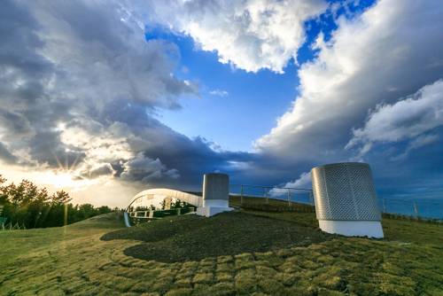 대지 위 길은 자연스럽게 스페이스 닷키즈의 지붕면으로 연결되면서 오름의 형상을 완성시킨다. /사진제공=카카오