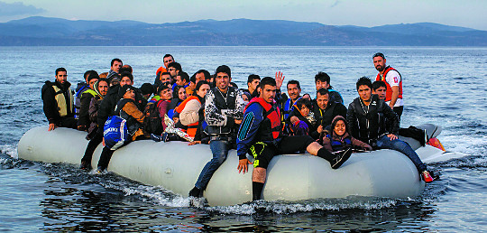 추운 겨울이 다가왔지만 목숨을 건 항해가 계속되고 있다. 사진은 지난 24일 터키를 출발해 에게해를 건넌 난민들이 고무보트를 타고 그리스 레스보스섬 북동쪽 해안으로 다가가고 있는 모습. AP연합뉴스