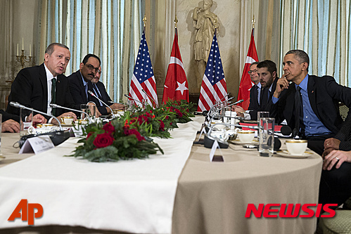 President Barack Obama, right, holds a bilateral meeting with Turkish President Recep Tayyip Erdogan, in Paris, on Tuesday, Dec. 1, 2015. The leaders discussed the continuing crisis in Syria, and the fight against the Islamic State group. (AP Photo/Evan Vucci)