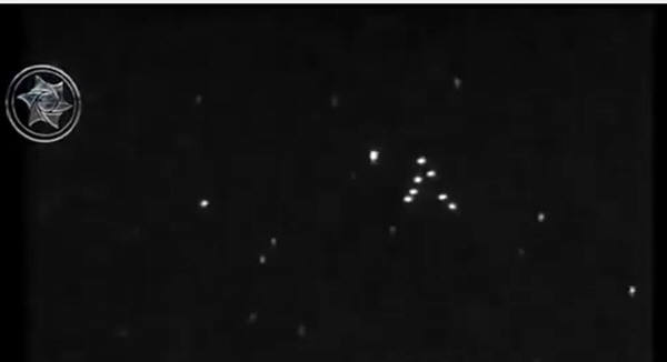 지난 2013년 1월 4일 멕시코 과달라하라 근처 과나후아토에서 발견된 상승중인 UFO.역시 적외선 카메라로만 보인다. 사진=트레서 밀레니오 유튜브
