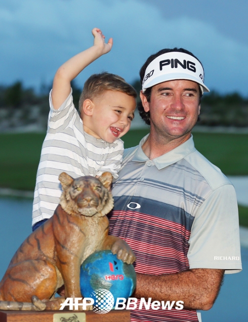 버바 왓슨(미국)이 7일(한국시간) 바하마의 알바니 골프장에서 열린 PGA 투어 이벤트 대회인 히어로 월드챌린지에서 우승을 차지했다. 사진은 아들과 함께 타이거 우즈를 상징하는 호랑이 모양의 우승컵을 놓고 기념 촬영을 하고 있다. ⓒAFPBBNews = News1