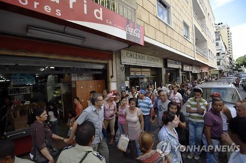 5일 베네수엘라 수도 카라카스의 슈퍼마켓 앞에 줄을 선 사람들(AFP=연합뉴스)