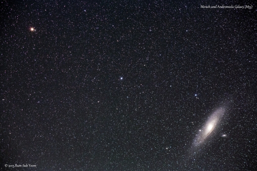 미라크(왼쪽 위)와 안드로메다 은하.  24억 년 뒤 우리은하와 충돌한다. 2015년 10월 10일 새벽 산청 둔철산천문대에서 촬영.