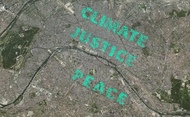 파리 기후협정이 체결, 2일(현지시간) 4만 명의 시민과 활동가들이 파리 시내에서 위치태그(geotagging) 기법을 활용해 &lsquo;기후정의와 평화&rsquo;의 메시지를 만들었다. [사진제공=지구의 벗]