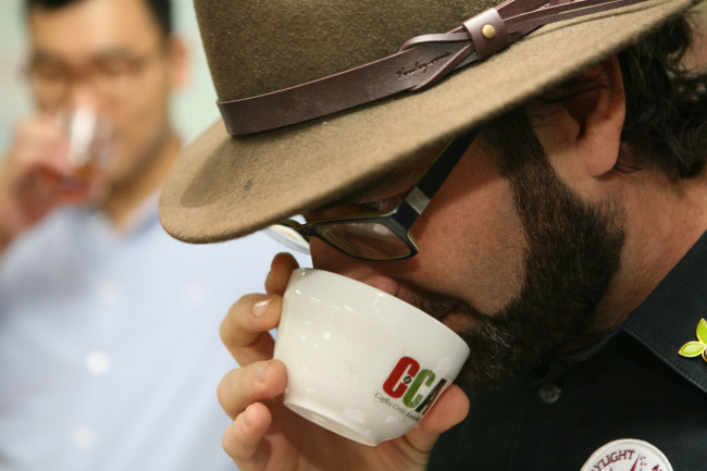커피테이스터 교육과정의 창안자인 션 스테이만 박사가 커피의 향미를 맡고 있다.