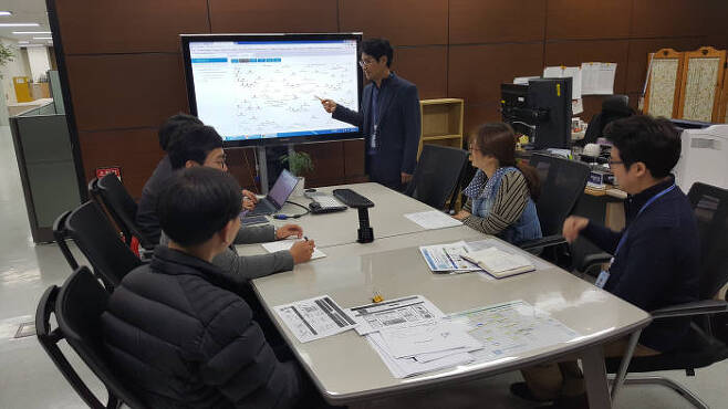 이민호 한국과학기술정보연구원 생명의료HPC연구센터장이 팀원들과 치매데이터 네트워크 분석 방법에 대해 논의하고 있다.