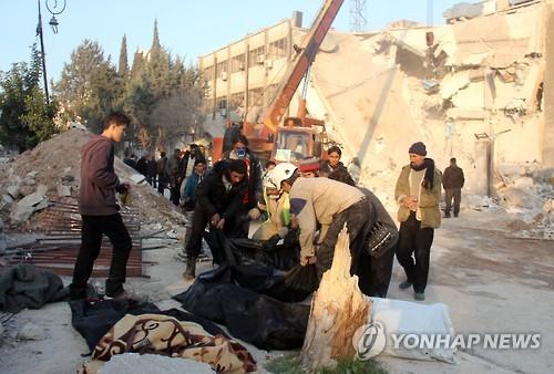 시리아 이들리브의 민간 구호단체 등이 21일 러시아 공습으로 부서진 건물에서 사망자를 수습하고 있다. (AFP=연합뉴스)