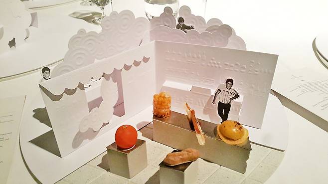 어린시절이 담긴 부모님의 바를 재현한 입체 카드와 음식.