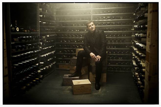 와인셀러 안의 조셉 로카.